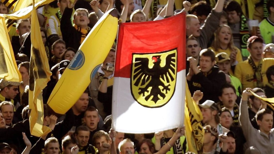 Auch BVB-Fans schwenken gerne ihre Fahnen mit dem Dortmunder Stadtwappen in Rot-Weiß.