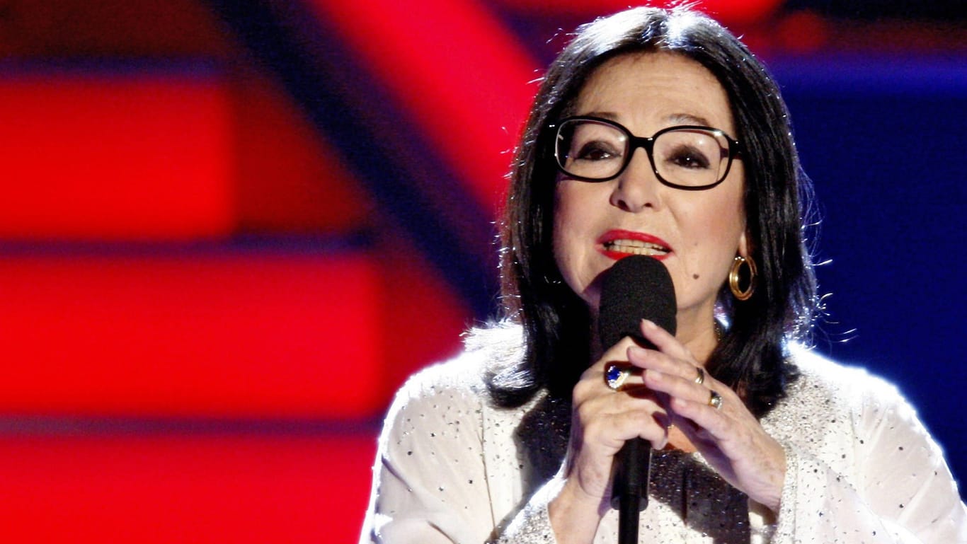 Nana Mouskouri: Die Sängerin steht mit 90 Jahren noch auf der Bühne.