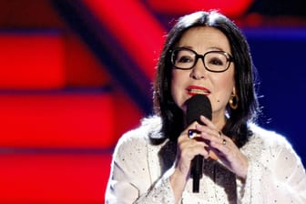 Nana Mouskouri: Die Sängerin steht mit 90 Jahren noch auf der Bühne.