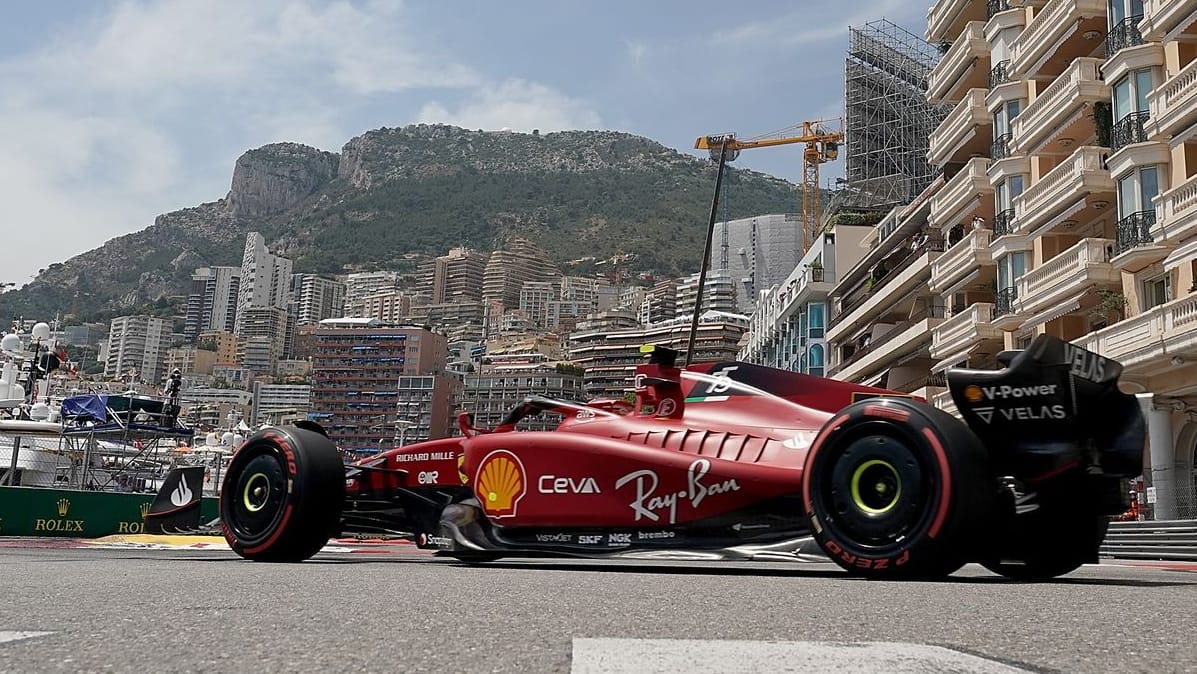 Ein Ferrari auf dem Kurs in Monaco: Die Formel-1-Boliden werden sich auch weiterhin durch den engen Kurs zwängen.