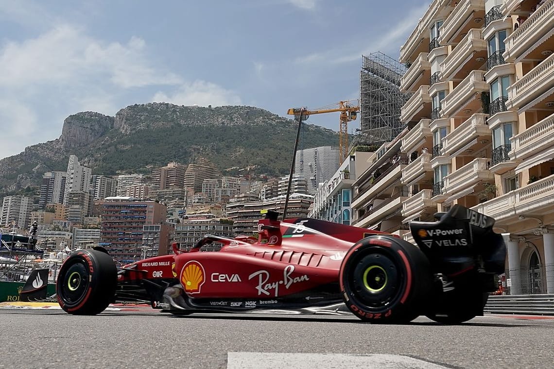 Ein Ferrari auf dem Kurs in Monaco: Die Formel-1-Boliden werden sich auch weiterhin durch den engen Kurs zwängen.