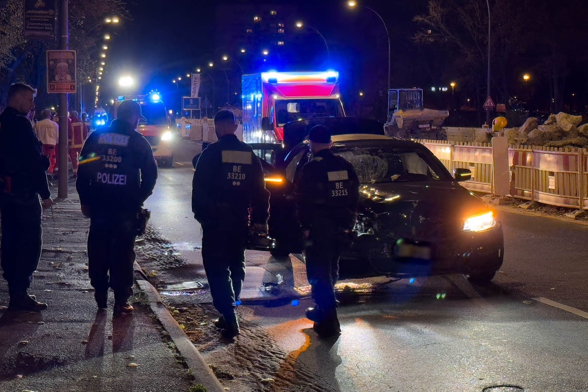 Tödlicher Verkehrsunfall auf der Landsberger Allee: In der Nacht zu Dienstag erfasste dort ein BMW-Fahrer mit seinem Fahrtzeug einen Radfahrer. Dieser starb noch vor Ort,
