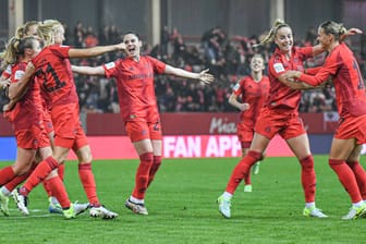 Bayerns Spielerinnen bejubeln die Führung.