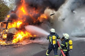 Auf der A2 in Fahrtrichtung Hannover bei Vlotho brennt ein Lastwagen mit Kunststoffgranulat. Die Feuerwehr konnte nur mit Schaum löschen.