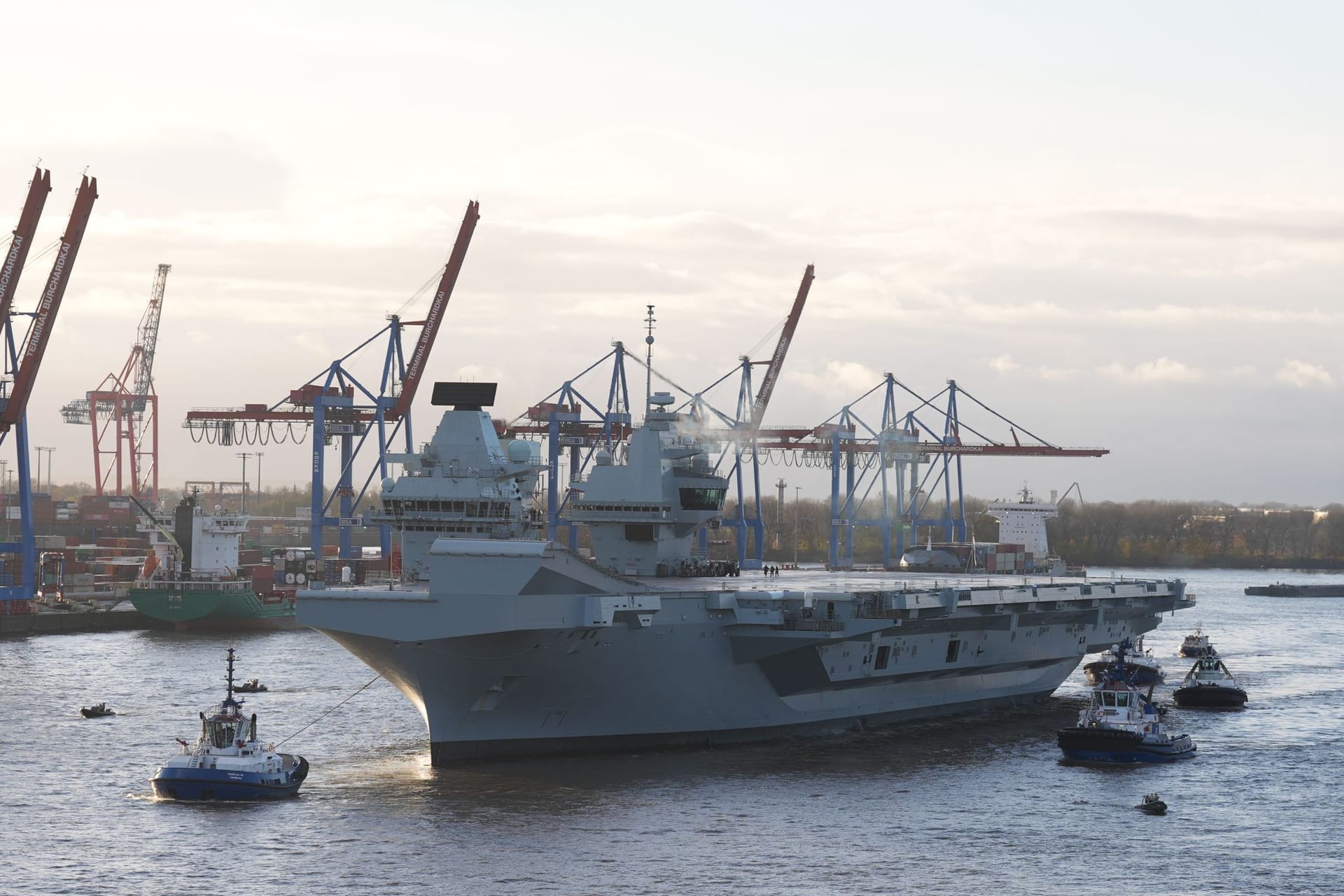 Der Flugzeugträger "Queen Elizabeth" der britischen Marine fährt in den Hafen ein. Über ihr soll eine Drohe geflogen sein.