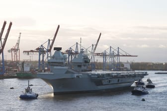 Der Flugzeugträger "Queen Elizabeth" der britischen Marine fährt in den Hafen ein. Über ihr soll eine Drohe geflogen sein.