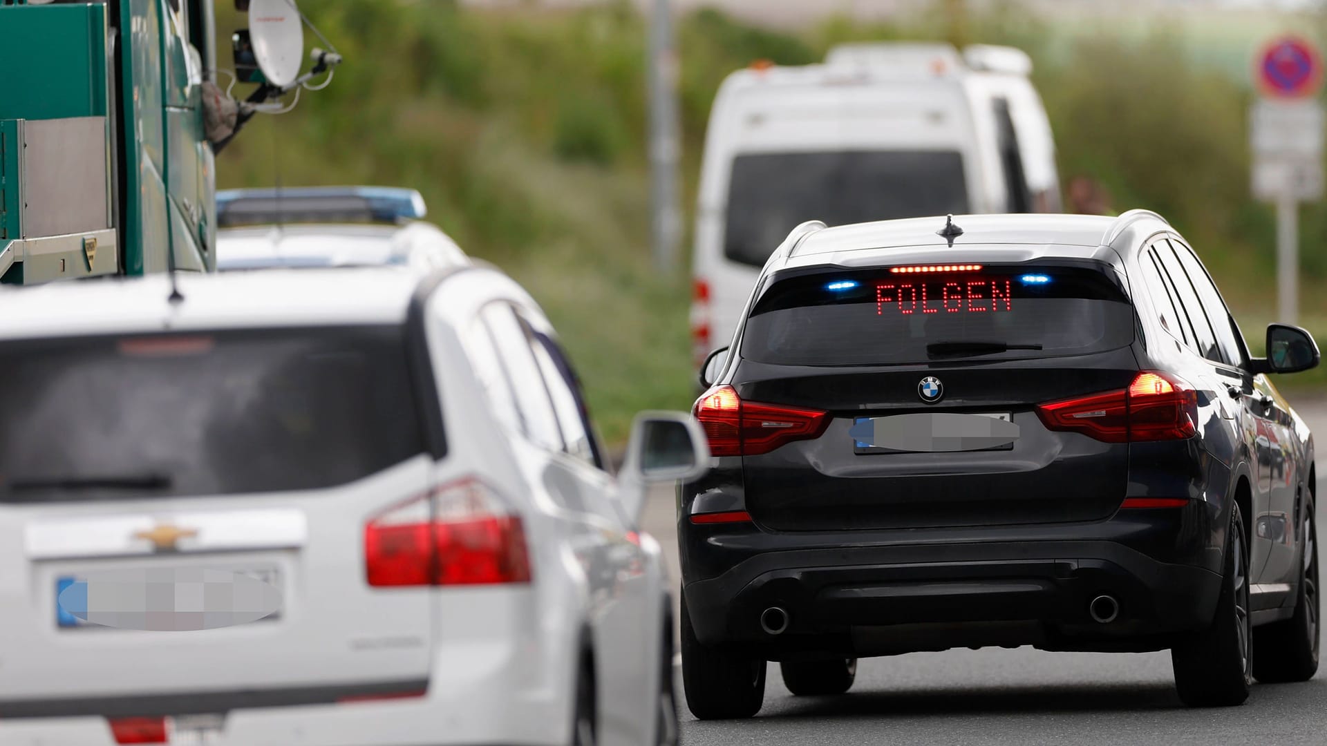 Eine Streife der Zivilpolizei will einen Autofahrer kontrollieren (Archivbild):