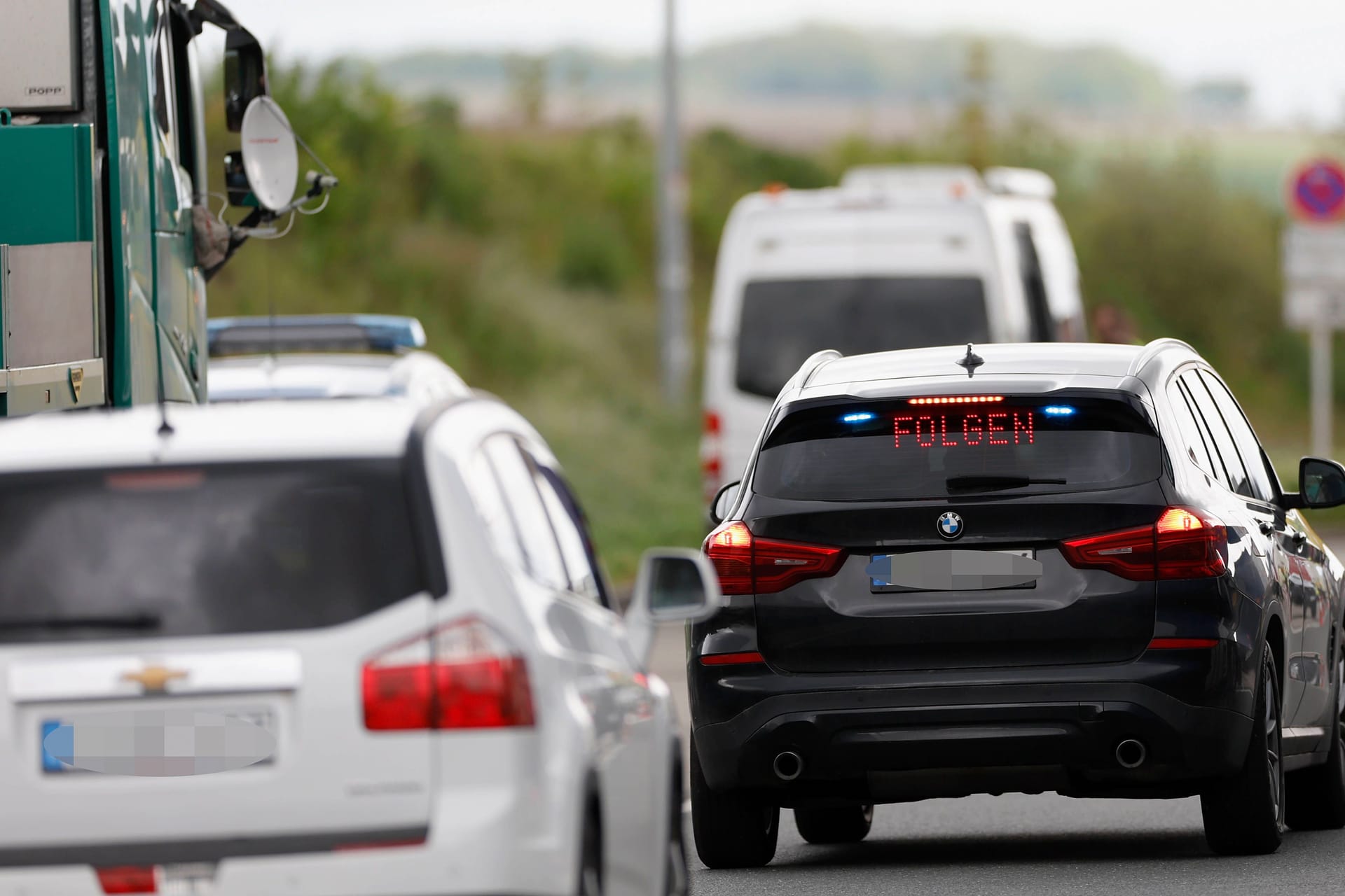 Eine Streife der Zivilpolizei will einen Autofahrer kontrollieren (Archivbild):