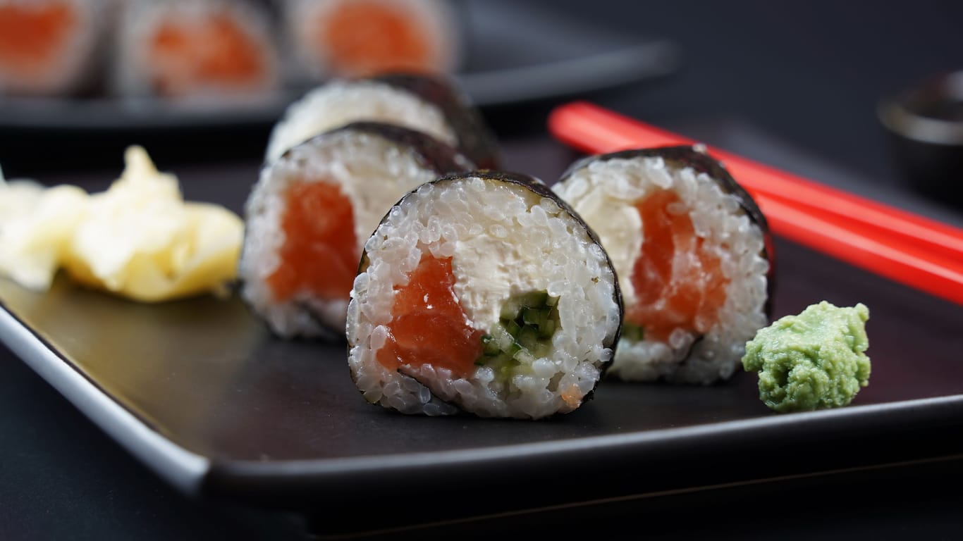 Sushi liegt auf einem Teller (Symbolbild): Seit 1997 gab es das japanische Restaurant auf dem Kornmarkt.