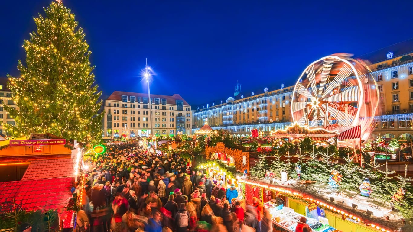 Menschenmenge auf dem alljährlichen Striezelmarkt in Dresden