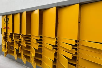 Eine Station für alle Fälle: Der DHL-Automat in Riem verfügt über 154 Fächer für Pakete und 19 Module.