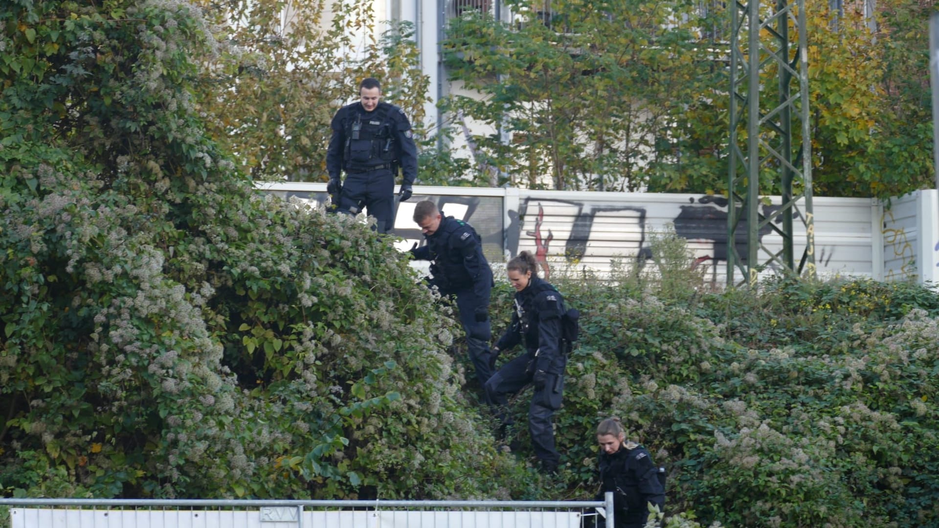 Bundespolizisten suchen den Bahndamm ab.