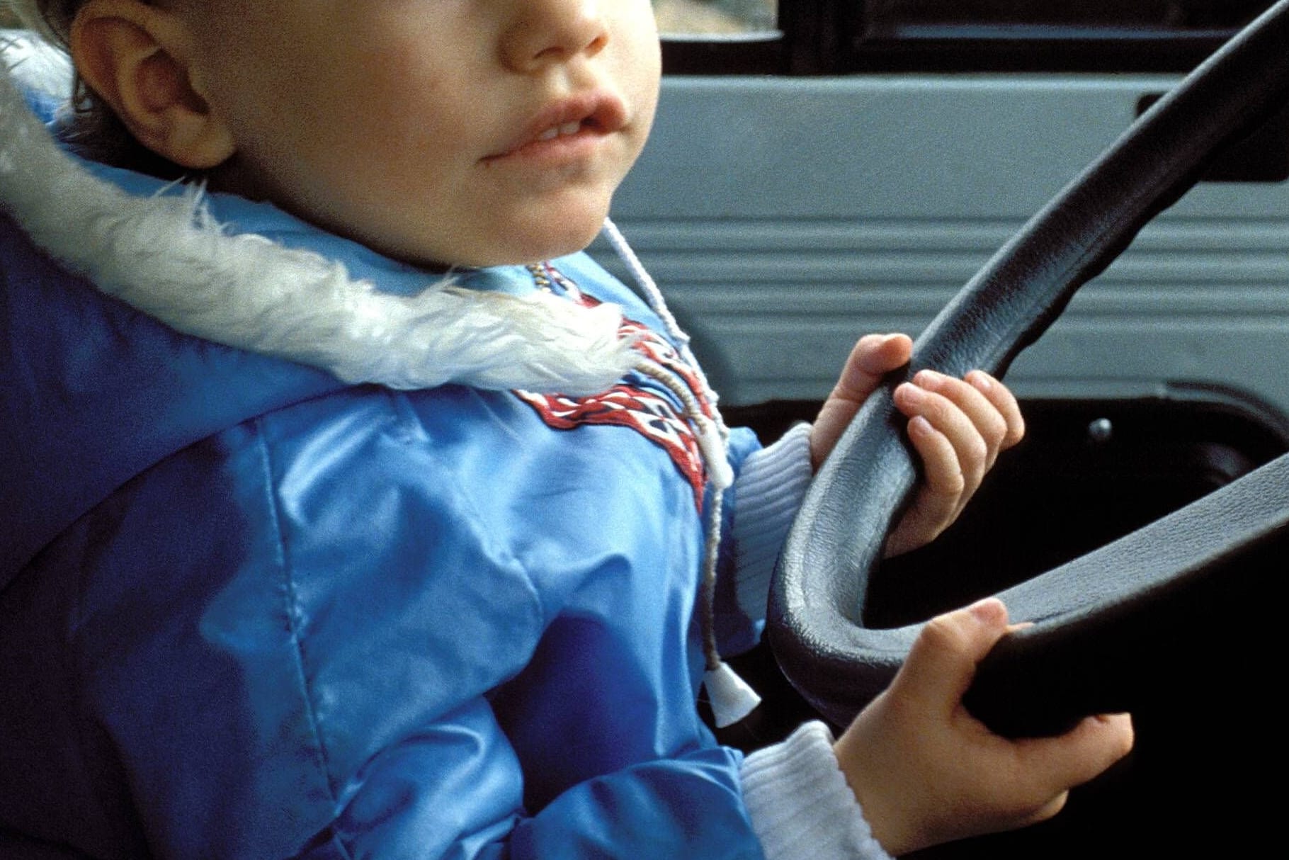 Kind am Steuer (Archivbild): Bei den ersten Fahrübungen eines kleinen Jungen kam es zum Unfall.