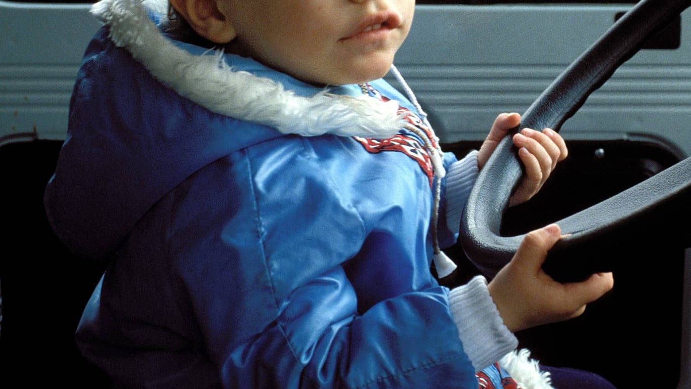 Kind am Steuer (Archivbild): Bei den ersten Fahrübungen eines kleinen Jungen kam es zum Unfall.