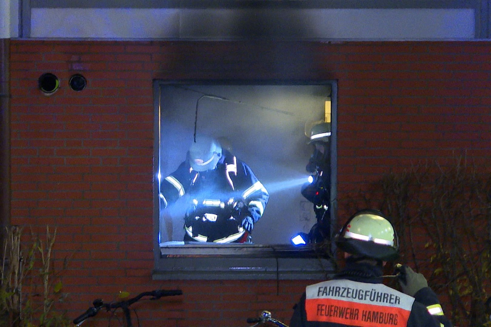 Feuerwehrleute bei einem Studentenwohnheim in der Hagenbeckstraße am Donnerstagabend in Stellingen.