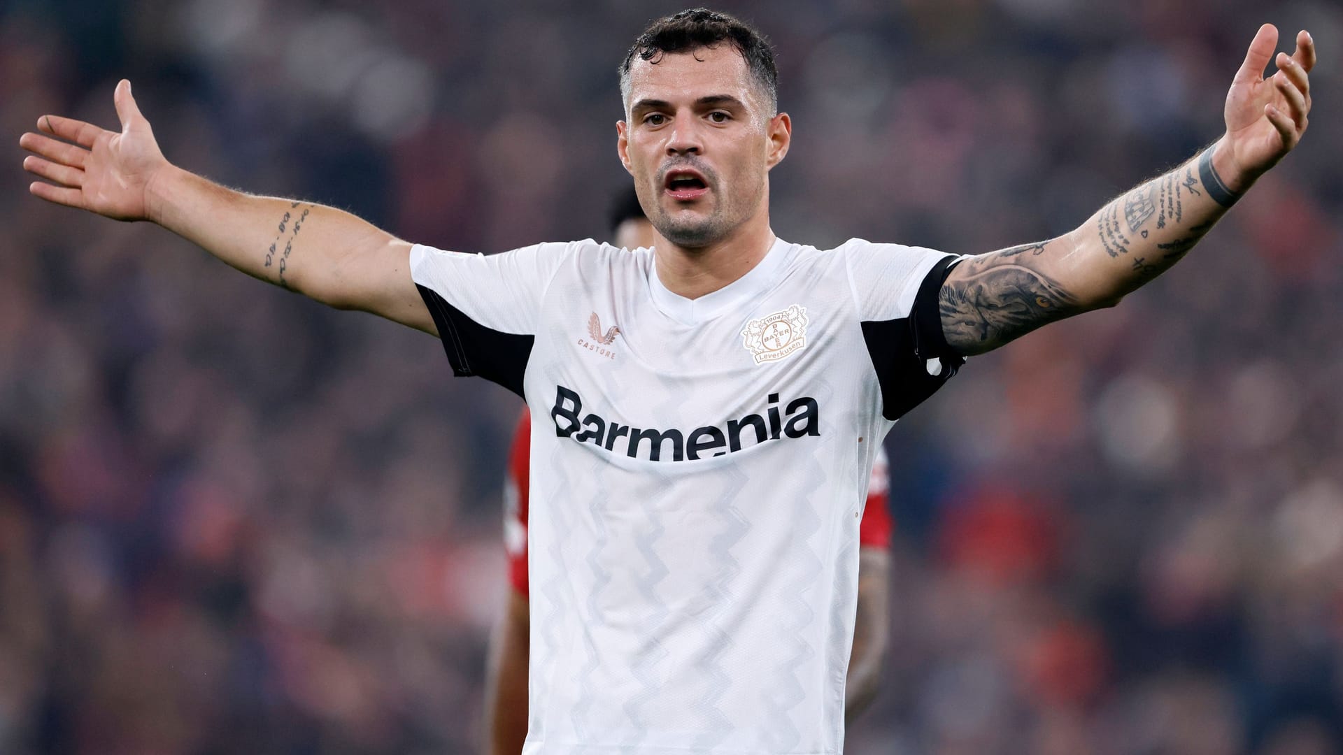 Verzweifelt: Leverkusens Xhaka im Spiel beim FC Liverpool.