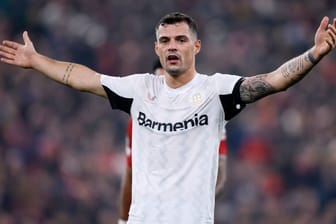 Verzweifelt: Leverkusens Xhaka im Spiel beim FC Liverpool.