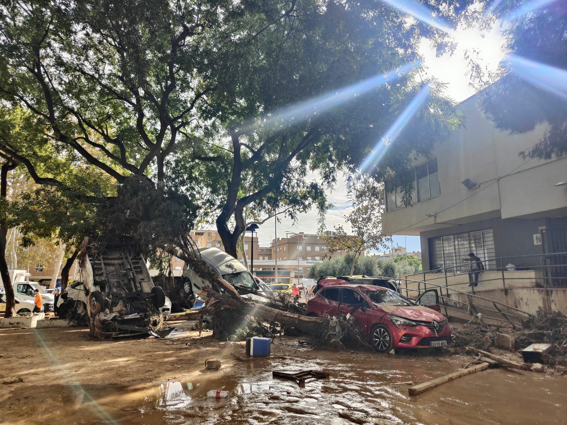 Autos wurden von den Wassermassen durch die Straßen gespült.