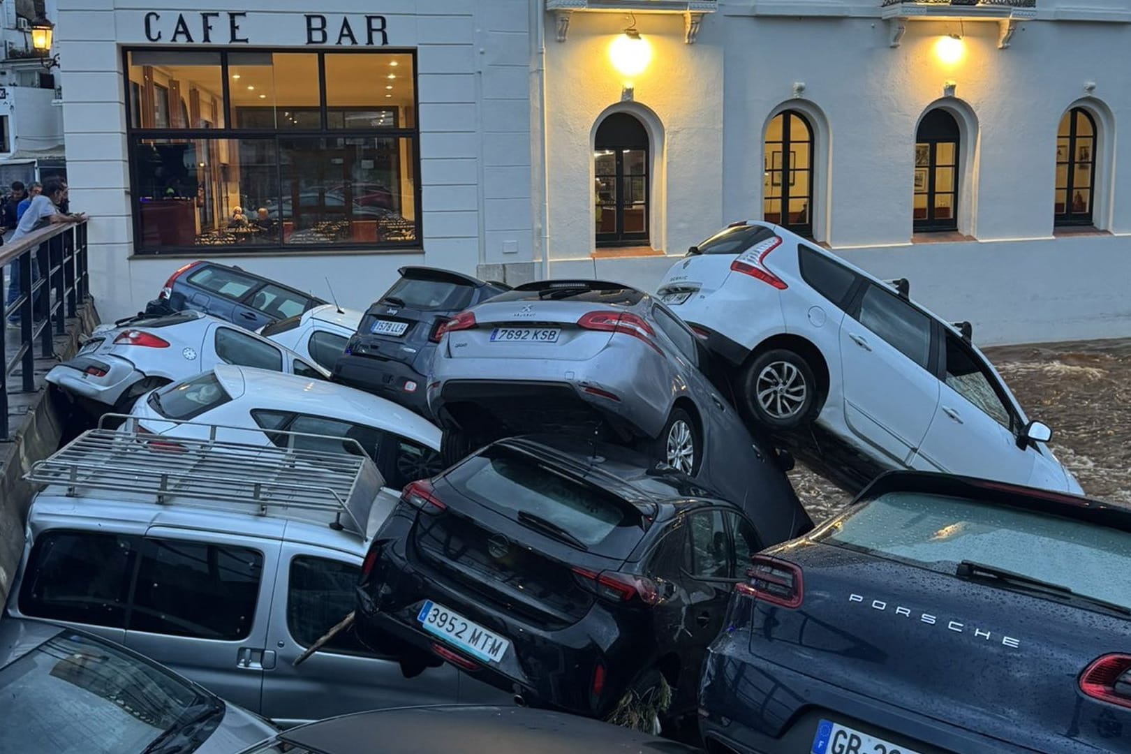 Große Wassermassen haben Dutzende Autos mitgerissen.