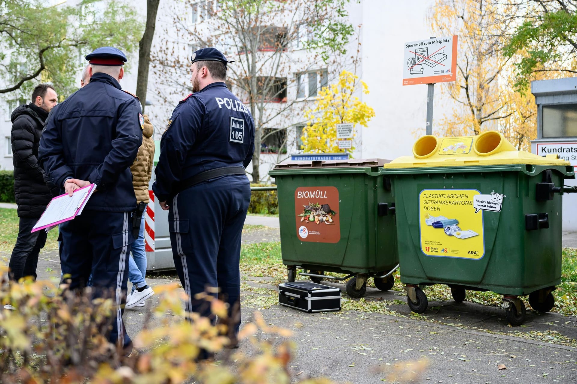 Einsatzkräfte der Polizei am Fundort des toten Babys in Wien.