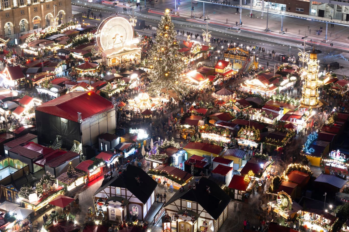 Hell erleuchtet sind die Verkaufsstände auf dem 590. Dresdner Striezelmarkt zur Eröffnung.