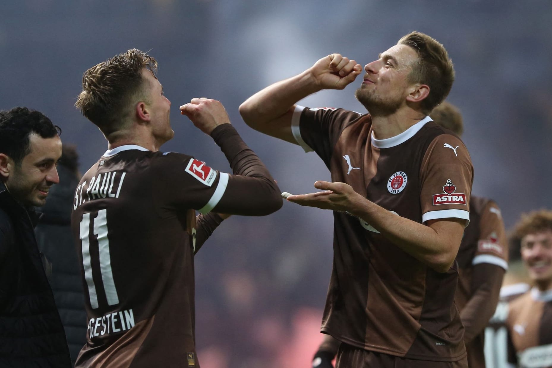 St. Paulis Johannes Eggestein (links) und Hauke Wahl feiern: Gegen Kiel gab es den ersten Heimsieg der Saison.