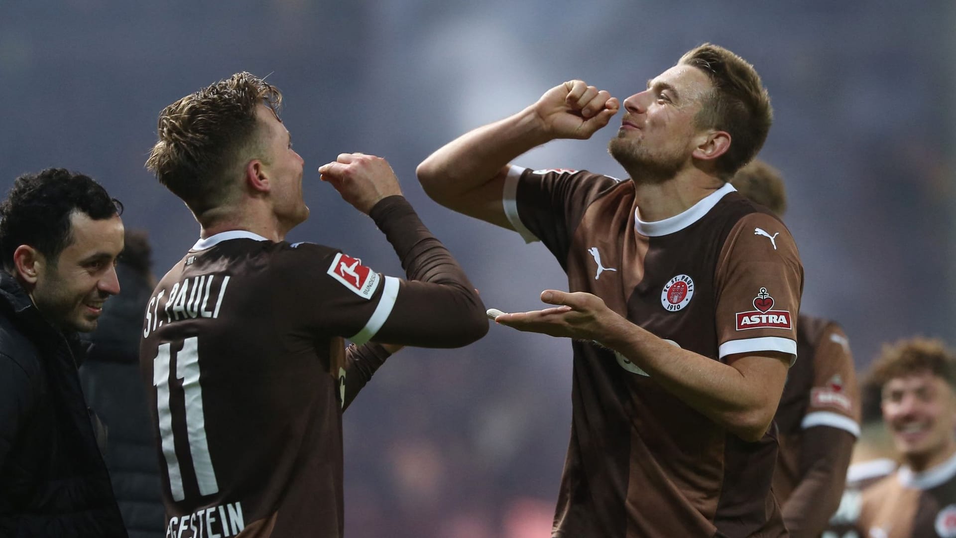 St. Paulis Johannes Eggestein (links) und Hauke Wahl feiern: Gegen Kiel gab es den ersten Heimsieg der Saison.