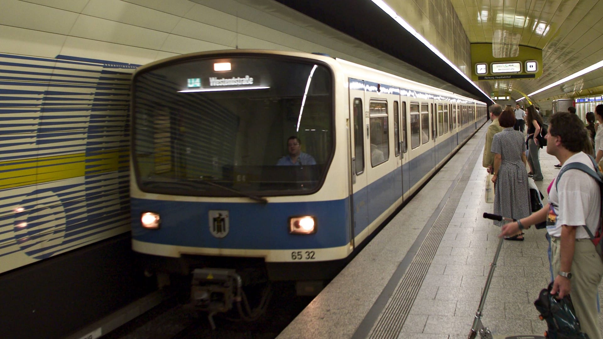 Eine U-Bahn fährt ein (Symbolbild): Einsatzkräfte brachten den Mann in eine Münchner Klinik.