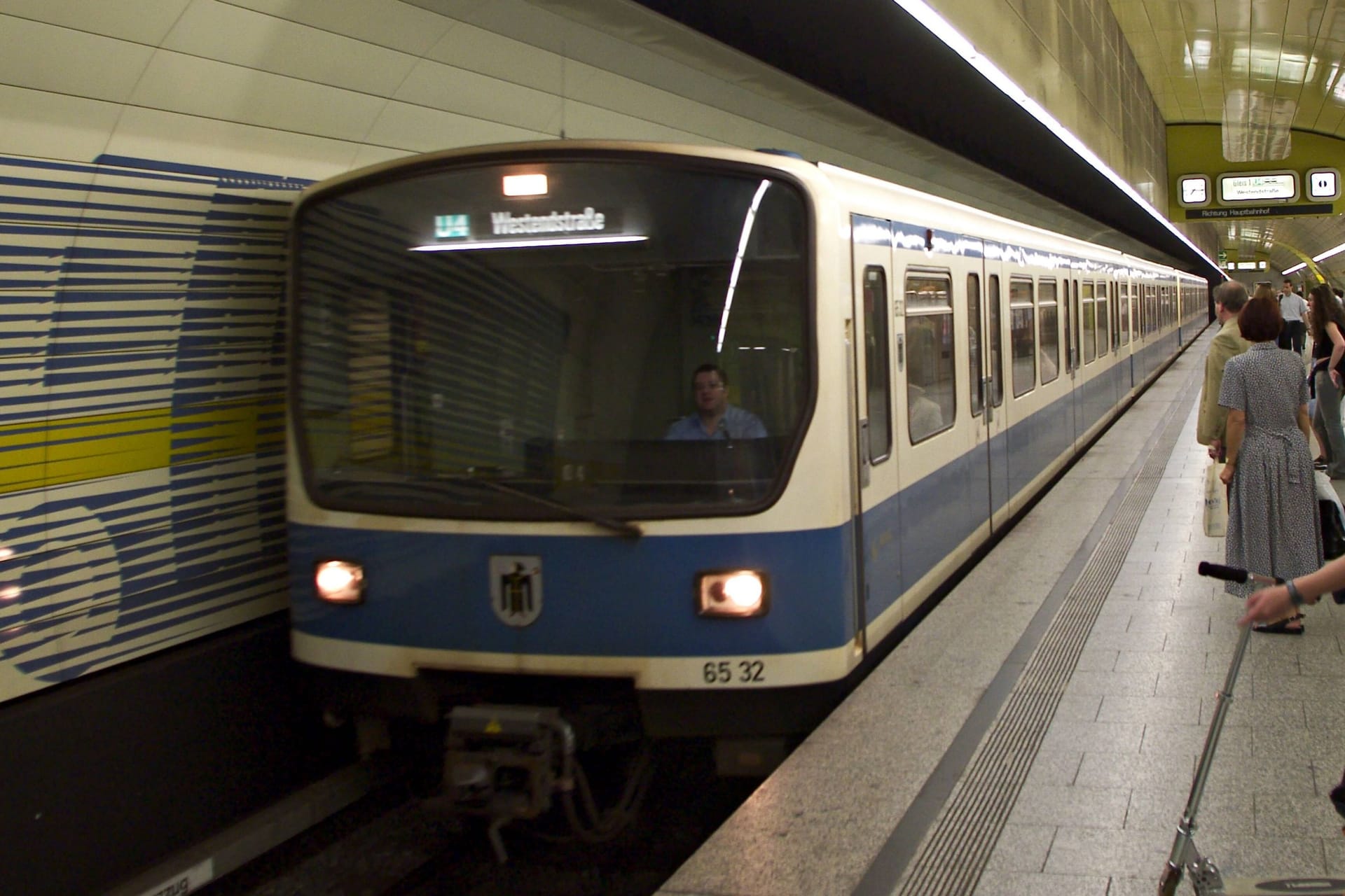 Eine U-Bahn fährt ein (Symbolbild): Einsatzkräfte brachten den Mann in eine Münchner Klinik.