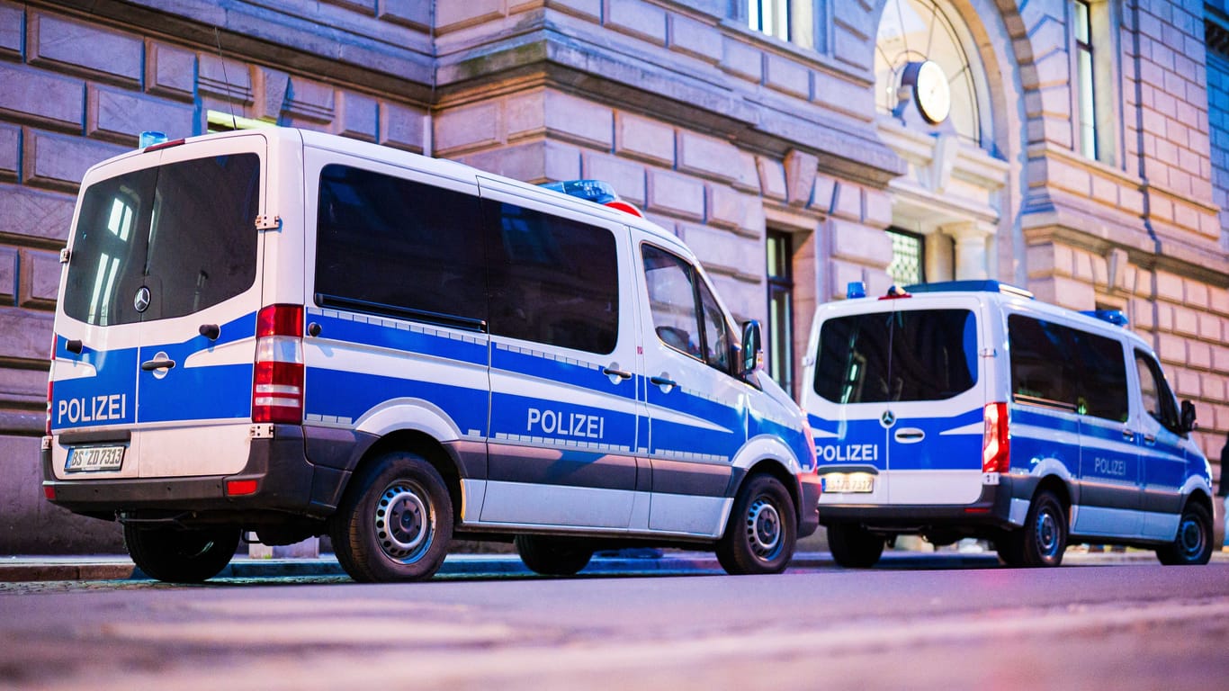 Polizeiautos stehen in Braunschweig (Symbolfoto): Das Mädchen ist wieder da.