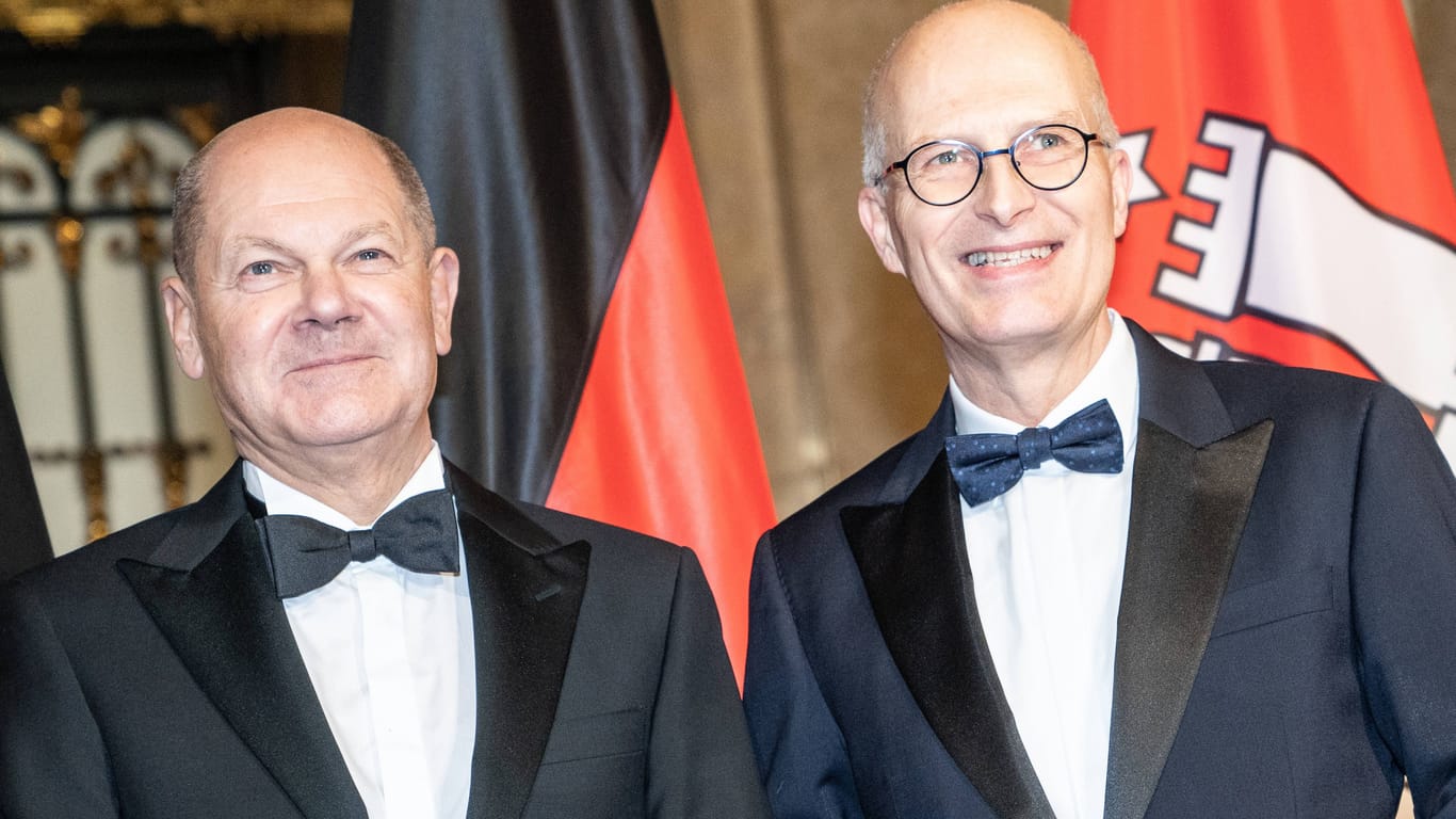 Bundeskanzler Olaf Scholz (l.) und Hamburgs Bürgermeister Peter Tschentscher (Archivbild): Die Zukunft der SPD-Politiker entscheidet sich im März 2025.