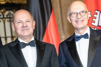 Bundeskanzler Olaf Scholz (l.) und Hamburgs Bürgermeister Peter Tschentscher (Archivbild): Die Zukunft der SPD-Politiker entscheidet sich im März 2025.