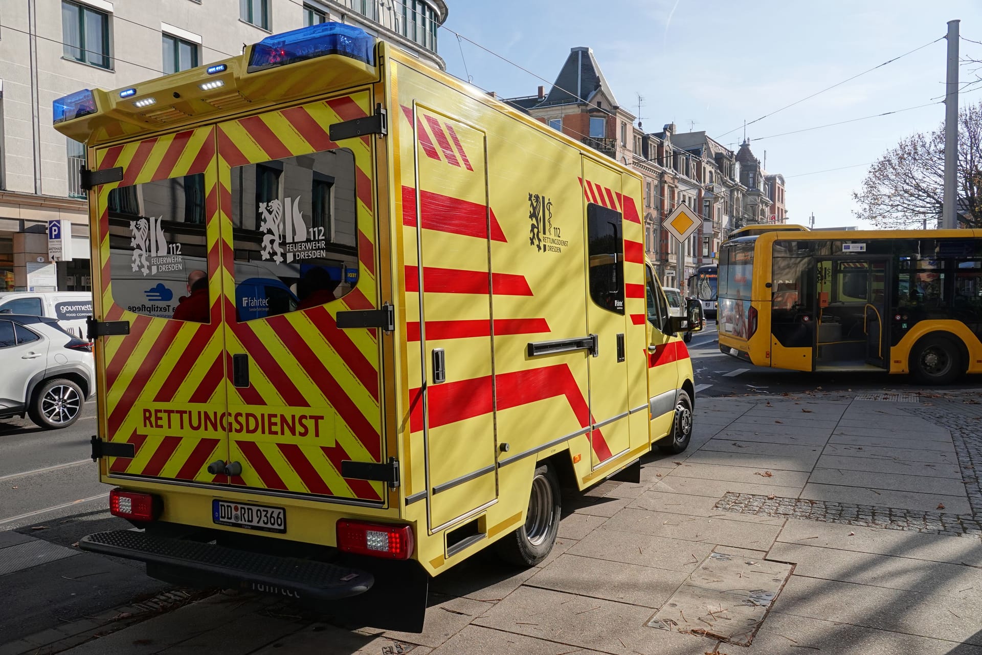 Rettungswagen auf der Lockwitzer Straße/Ecke Heinrich-Zille-Straße in Dresden.