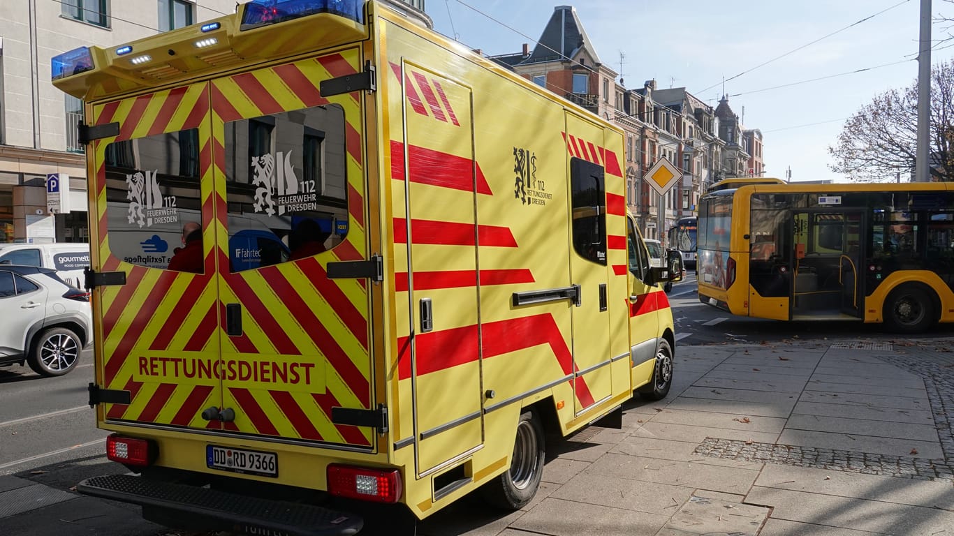 Rettungswagen auf der Lockwitzer Straße/Ecke Heinrich-Zille-Straße in Dresden.