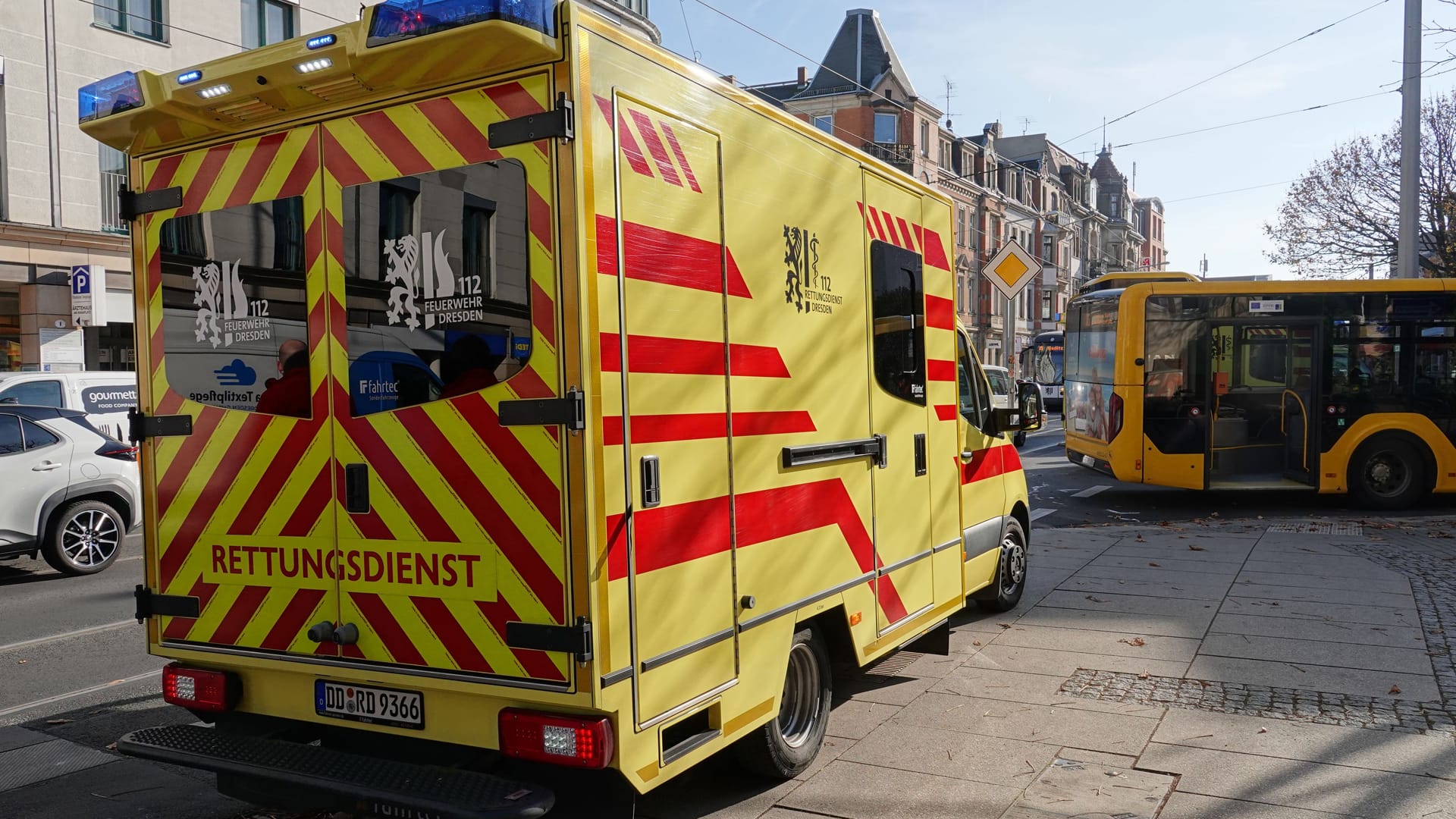 Rettungswagen auf der Lockwitzer Straße/Ecke Heinrich-Zille-Straße in Dresden.