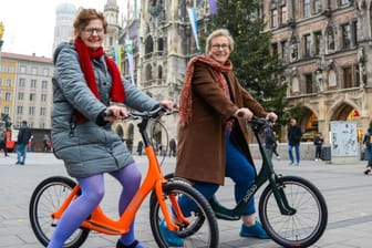 Testen schon einmal die Laufräder für Erwachsene: Ursula Meier-Credner (l.), Mitglied im Bezirksausschuss Ramersdorf-Perlach, und Stadträtin Sofie Lang (r.).