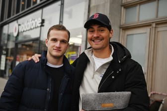 Die beiden Hamburger Jonathan (25) und Mats (28): Sie sind über das Ampel-Aus erleichtert.