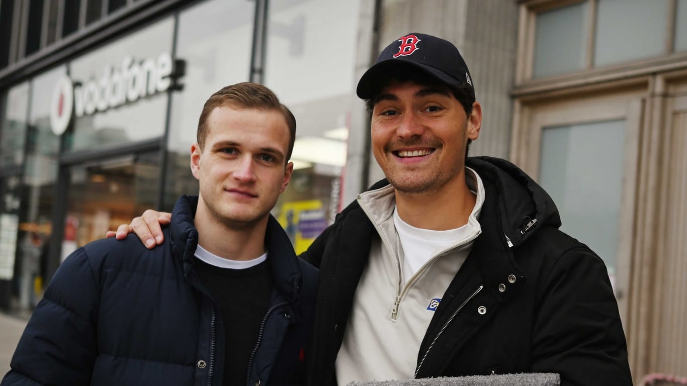 Die beiden Hamburger Jonathan (25) und Mats (28): Sie sind über das Ampel-Aus erleichtert.