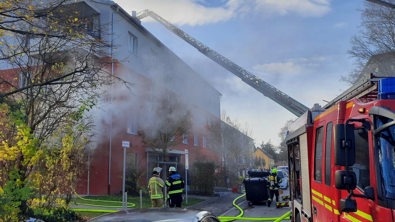 Die Feuerwehr am Einsatzort im Stadtbezirk Harthof: Die Bewohnerin der Brandwohnung kam vorsorglich in ein Krankenhaus.