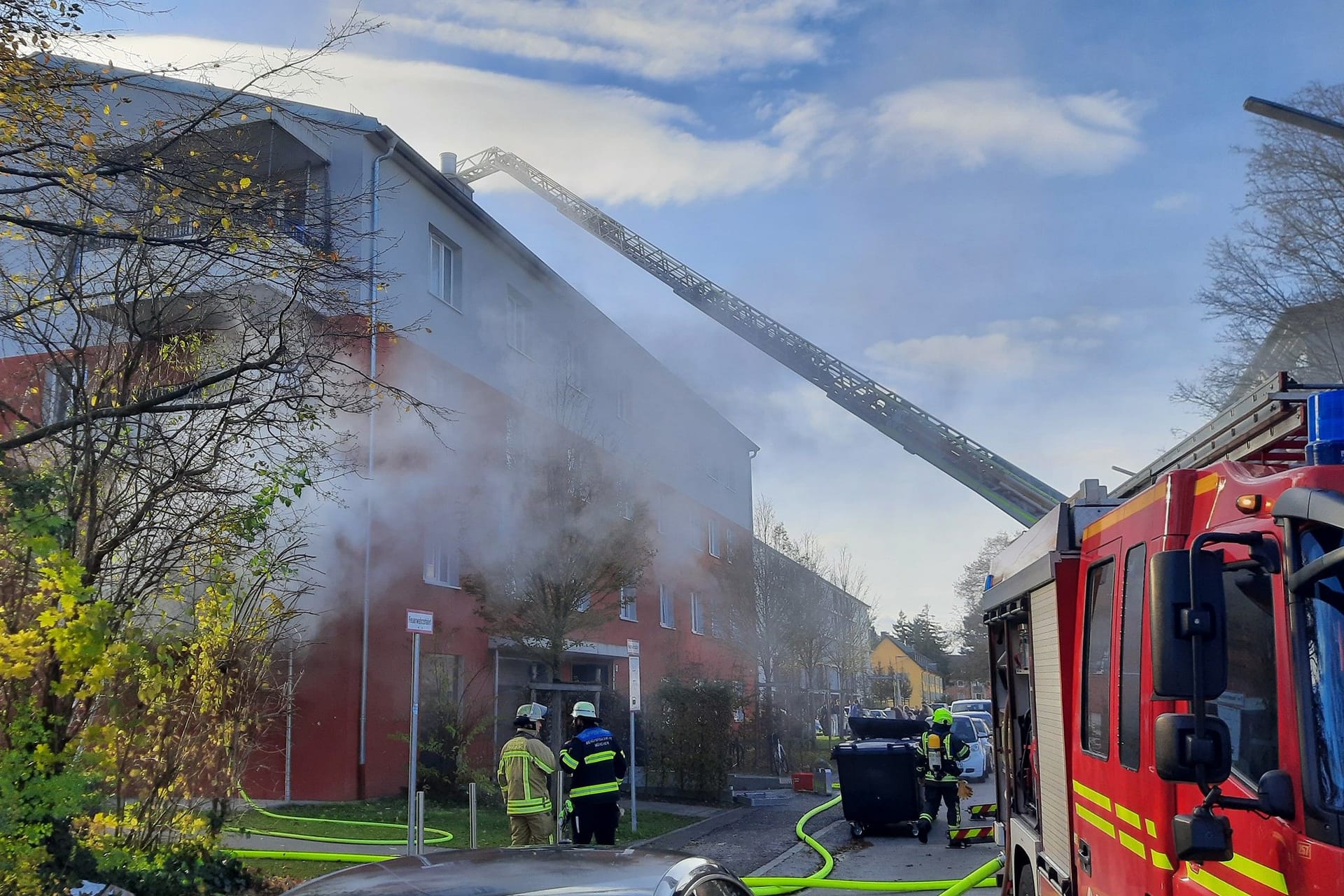 Die Feuerwehr am Einsatzort im Stadtbezirk Harthof: Die Bewohnerin der Brandwohnung kam vorsorglich in ein Krankenhaus.