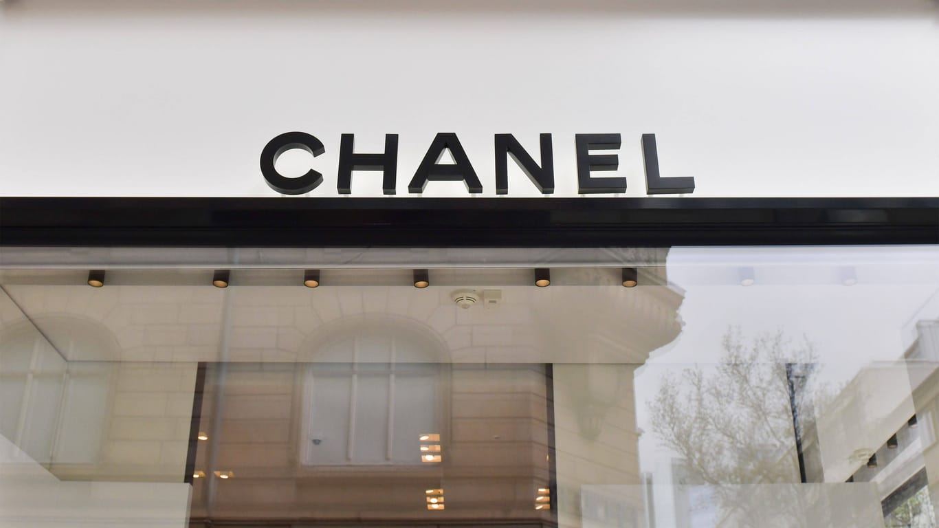 Logo an einer Filiale von Chanel: Die Mutter der Eigentümer ist verstorben.