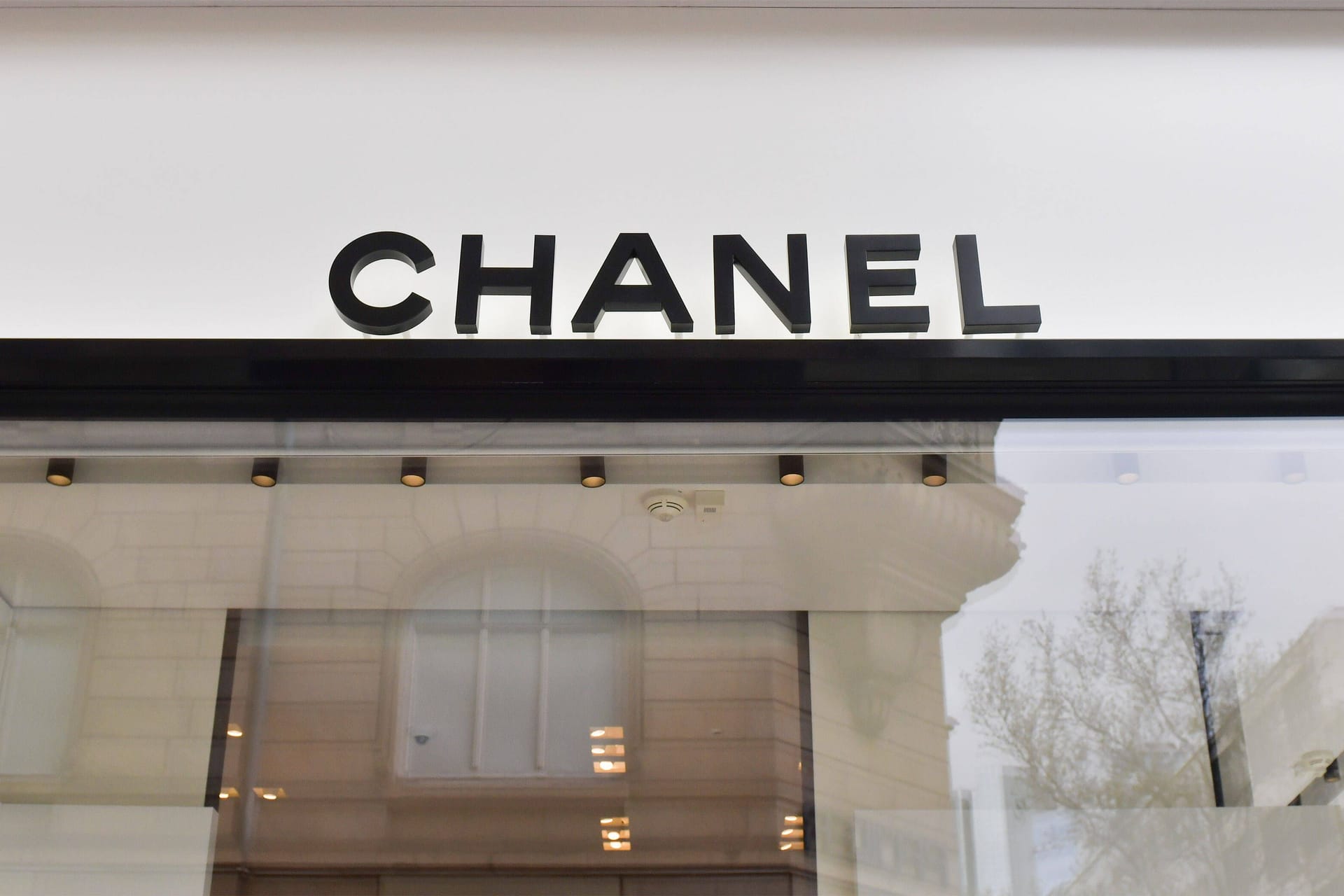 Logo an einer Filiale von Chanel: Die Mutter der Eigentümer ist verstorben.