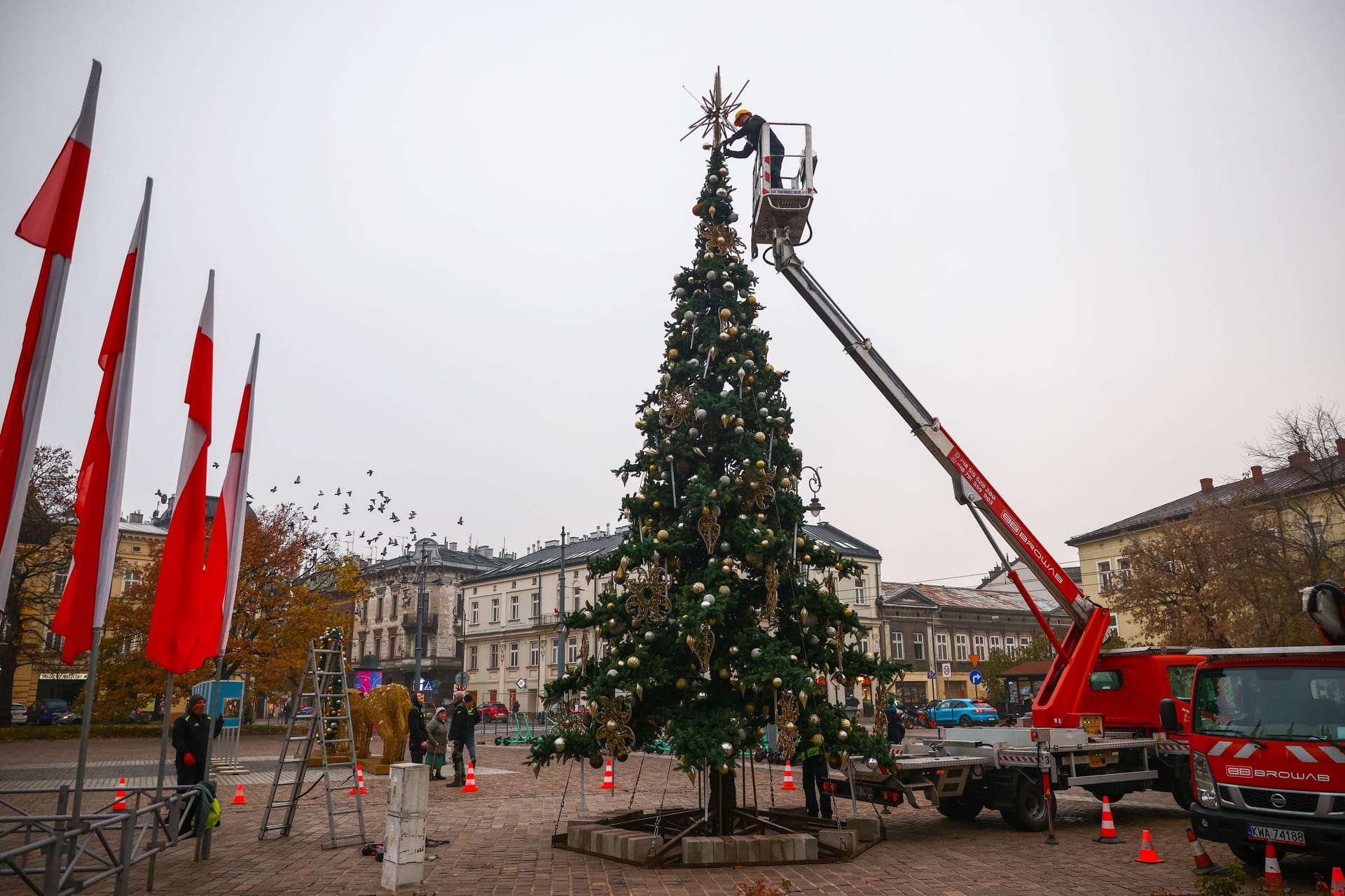 Weihnachtsbaum wird in einer Stadt aufgebaut (Symbolbild): In Delmenhorst hat es zwei Anläufe gebraucht.