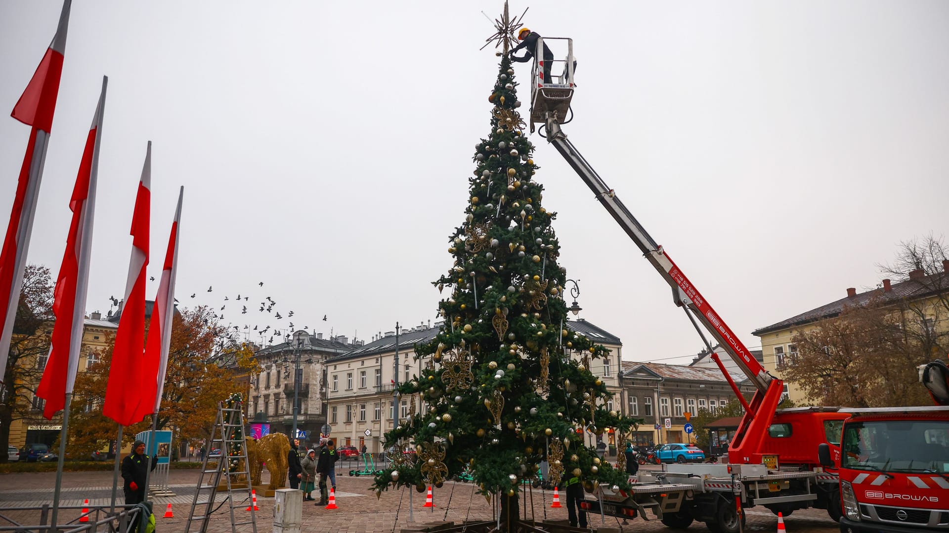 Weihnachtsbaum wird in einer Stadt aufgebaut (Symbolbild): In Delmenhorst hat es zwei Anläufe gebraucht.