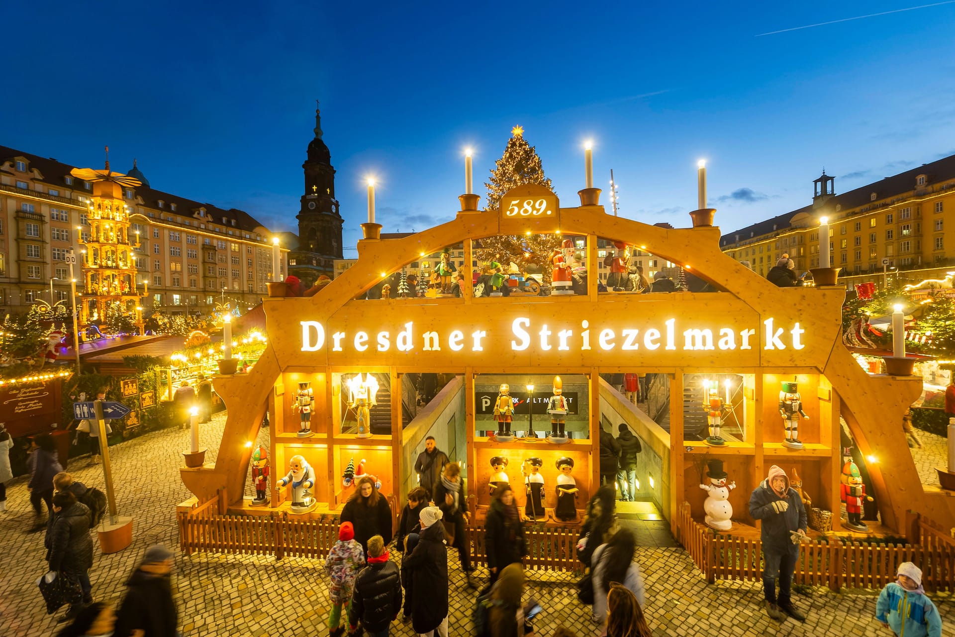 Der Dresdner Striezelmarkt (Archivbild): Die Polizei wird in diesem Jahr stichprobenartige Kontrollen vornehmen, um das Messerverbot durchzusetzen.