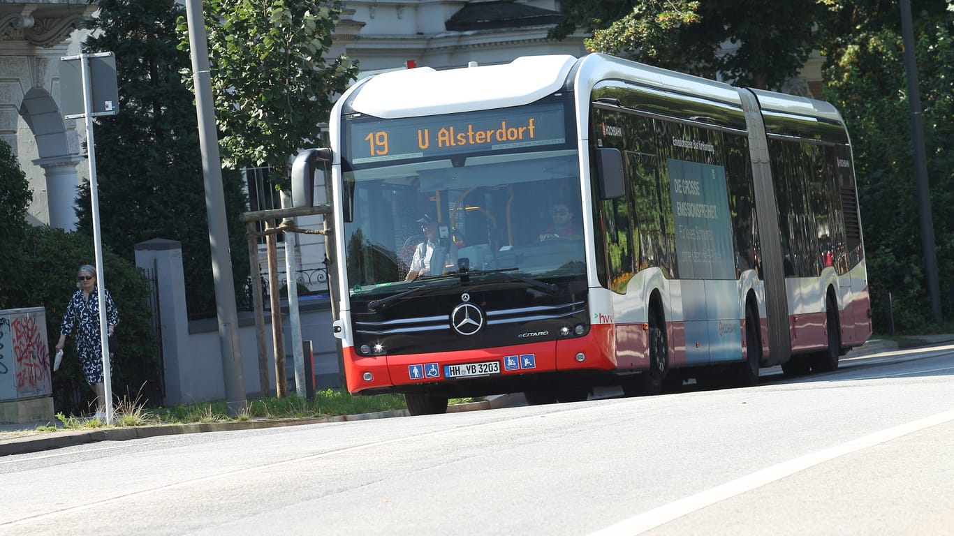 Ein Bus der Linie 19 in Richtung U-Bahnhof Alsterdorf (Symbolbild): Unter anderem werden auf dieser Strecke jetzt mehr Fahrten angeboten.