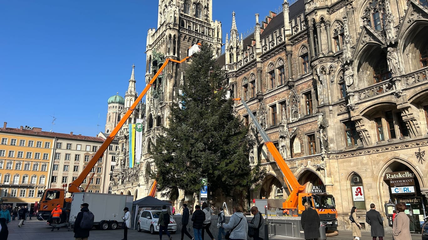 Am Mittwochmittag dauerten die Aufbauarbeiten vor dem Rathaus am Marienplatz noch an.