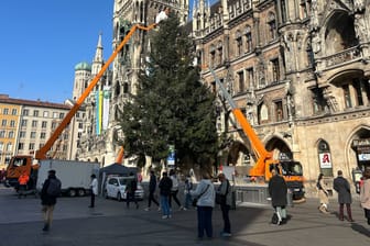 Am Mittwochmittag dauerten die Aufbauarbeiten vor dem Rathaus am Marienplatz noch an.