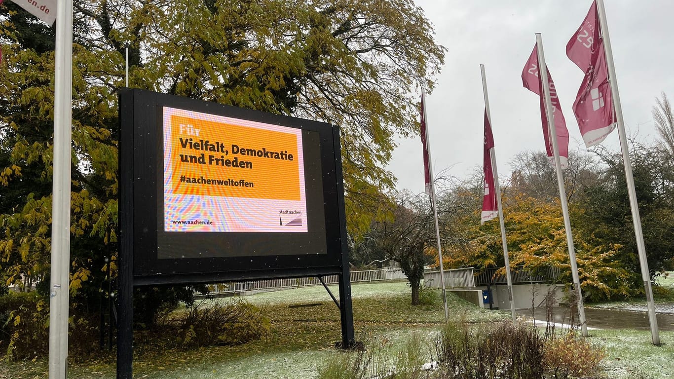 Rund um den Eurogress hat die Stadt die Botschaft angebracht.