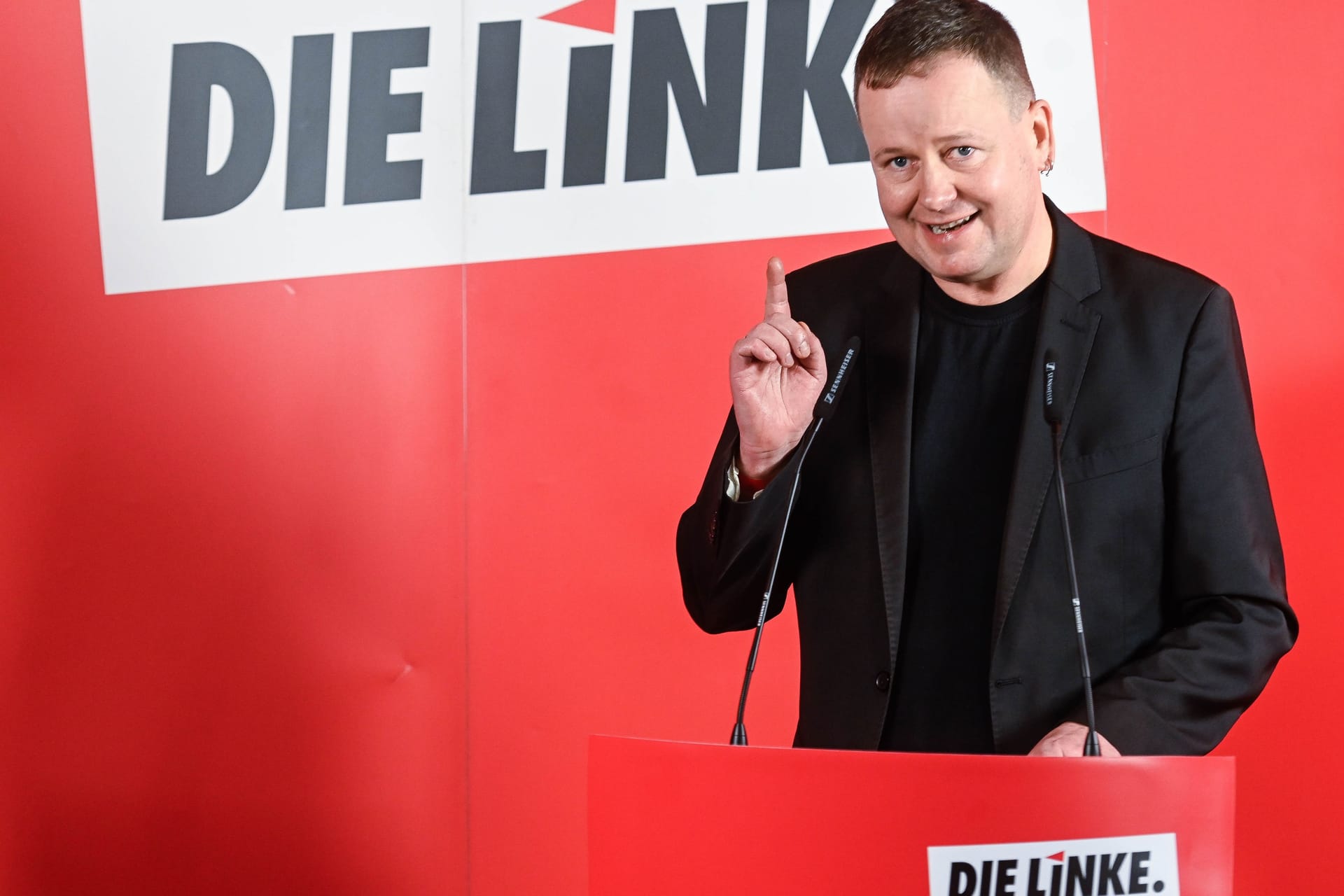 Klaus Lederer auf einem Parteitag der Linken Berlin (Archivfoto): Nach ihrem Rückzug sollen Klaus Lederer und weitere Ex-Mitglieder auch ihre Abgeordnetenmandate niederlegen.